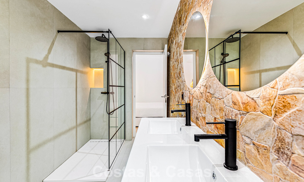 Apartamento de lujo reformado en venta a dos pasos de la playa y del centro de Puerto Banús, Marbella 789036