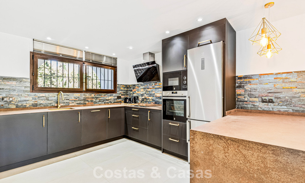 Apartamento de lujo reformado en venta a dos pasos de la playa y del centro de Puerto Banús, Marbella 789037