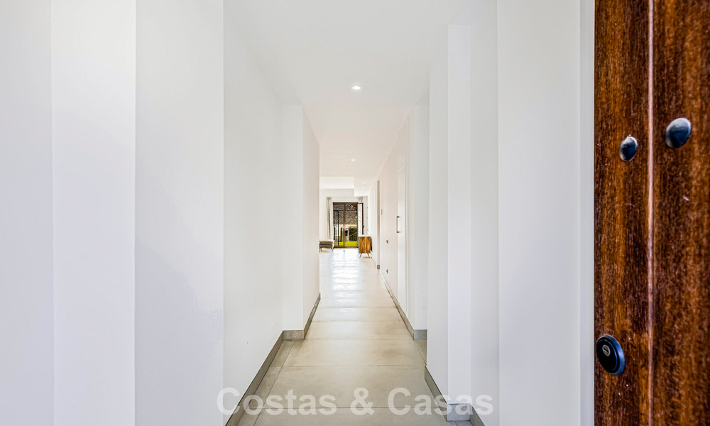 Apartamento de lujo reformado en venta a dos pasos de la playa y del centro de Puerto Banús, Marbella 789038