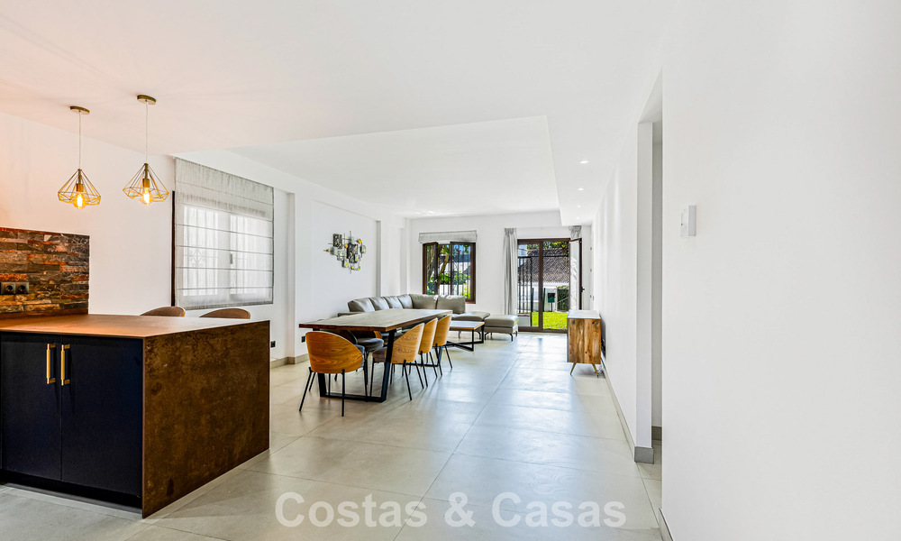 Apartamento de lujo reformado en venta a dos pasos de la playa y del centro de Puerto Banús, Marbella 789039