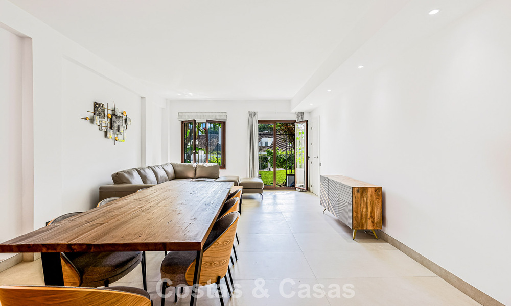 Apartamento de lujo reformado en venta a dos pasos de la playa y del centro de Puerto Banús, Marbella 789040