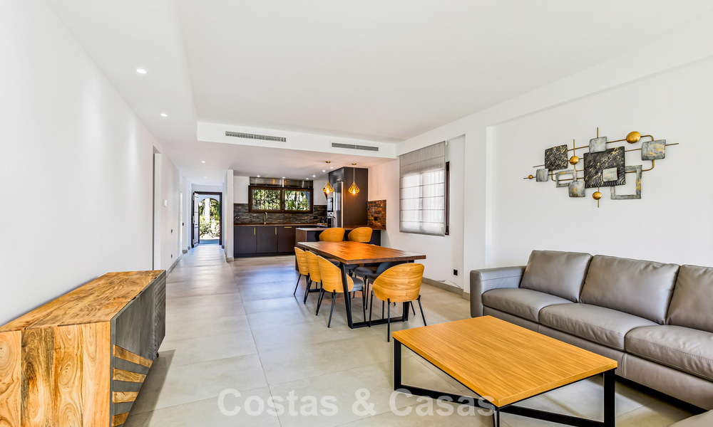 Apartamento de lujo reformado en venta a dos pasos de la playa y del centro de Puerto Banús, Marbella 789042