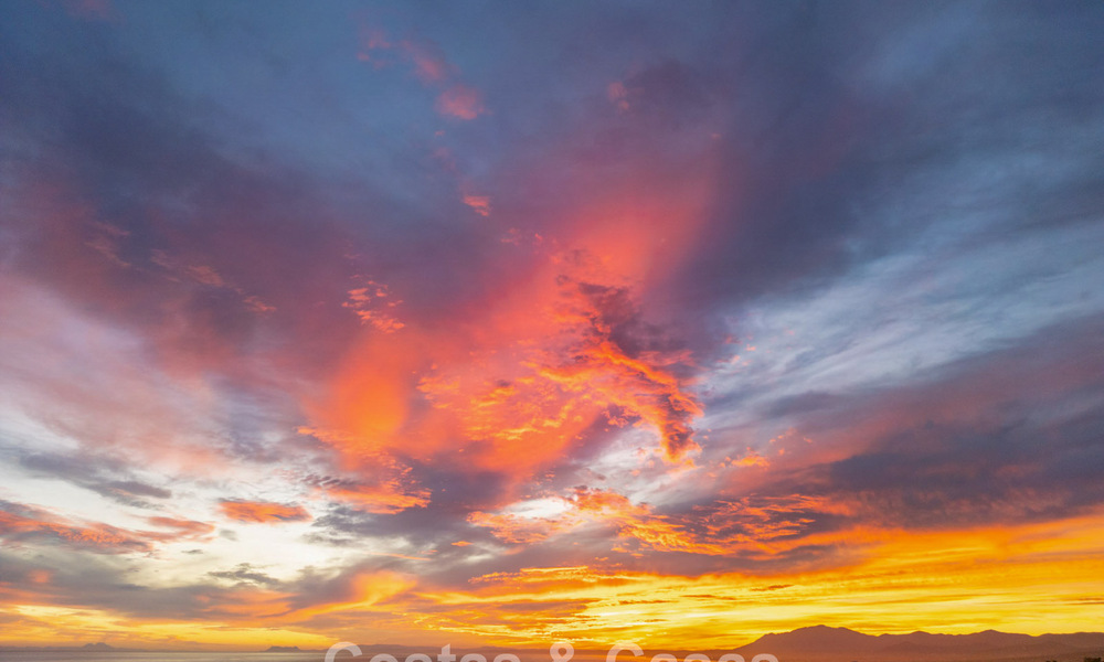 Atractiva villa de diseño con espectaculares vistas al mar en venta en Elviria, al este del centro de Marbella 789106