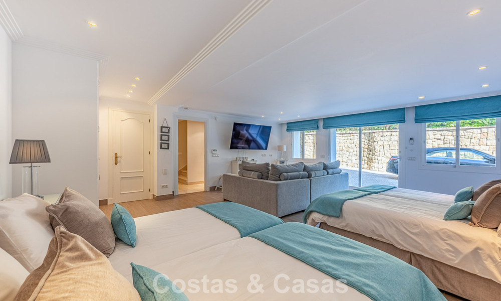 Villa de estilo español en venta junto a un campo de golf, en urbanización cerrada de La Quinta, Marbella - Benahavís 789241