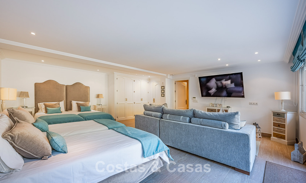 Villa de estilo español en venta junto a un campo de golf, en urbanización cerrada de La Quinta, Marbella - Benahavís 789242