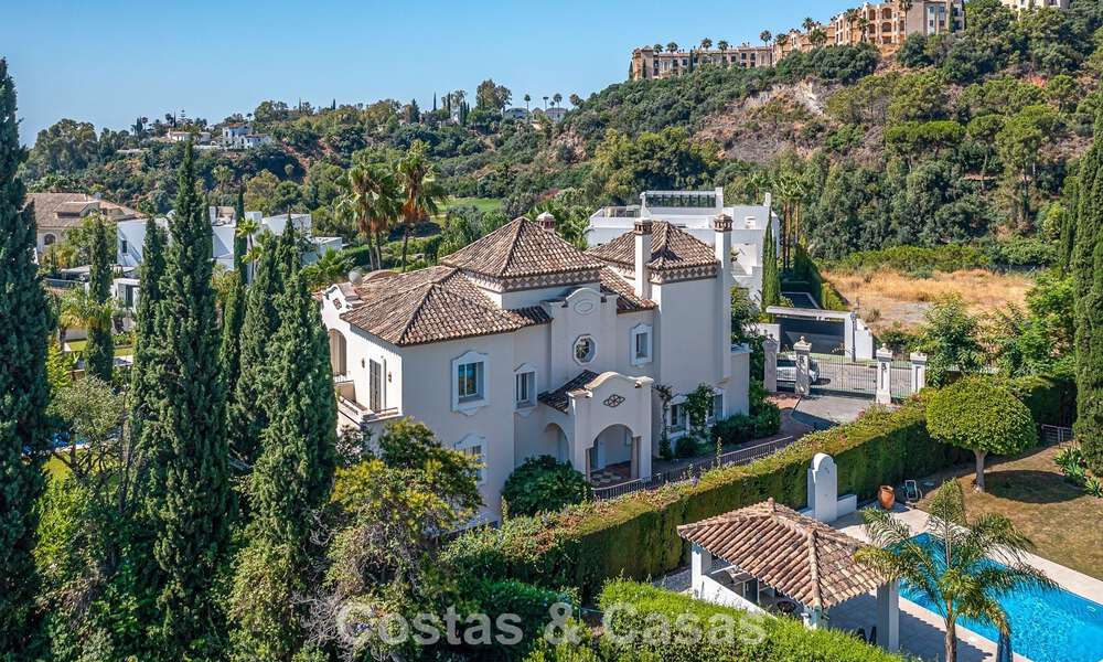 Villa de estilo español en venta junto a un campo de golf, en urbanización cerrada de La Quinta, Marbella - Benahavís 789245