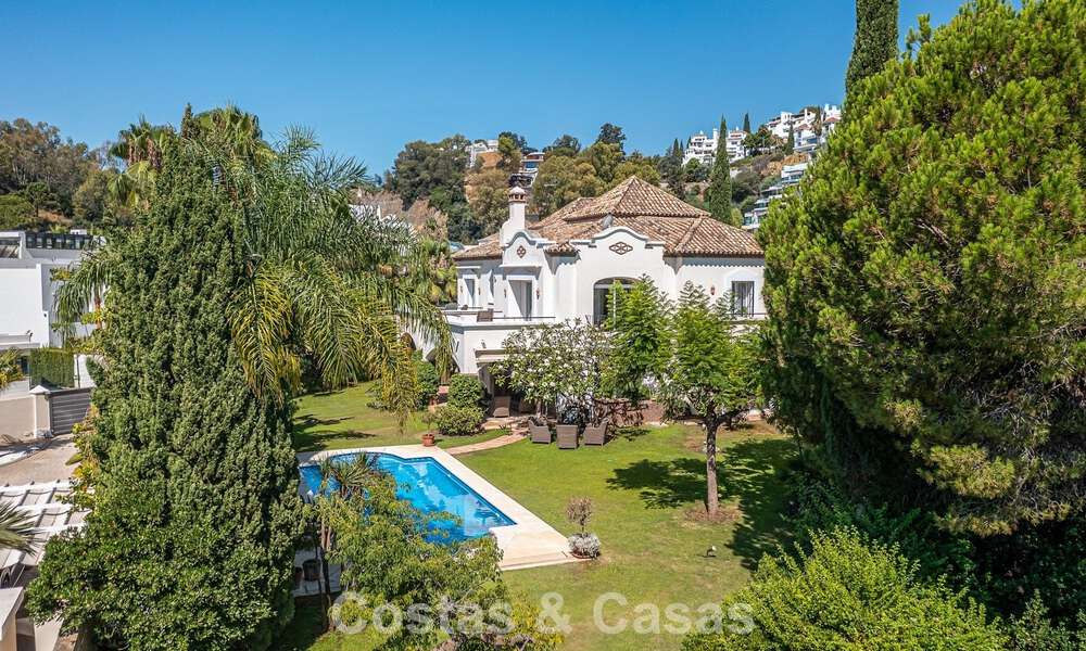 Villa de estilo español en venta junto a un campo de golf, en urbanización cerrada de La Quinta, Marbella - Benahavís 789246