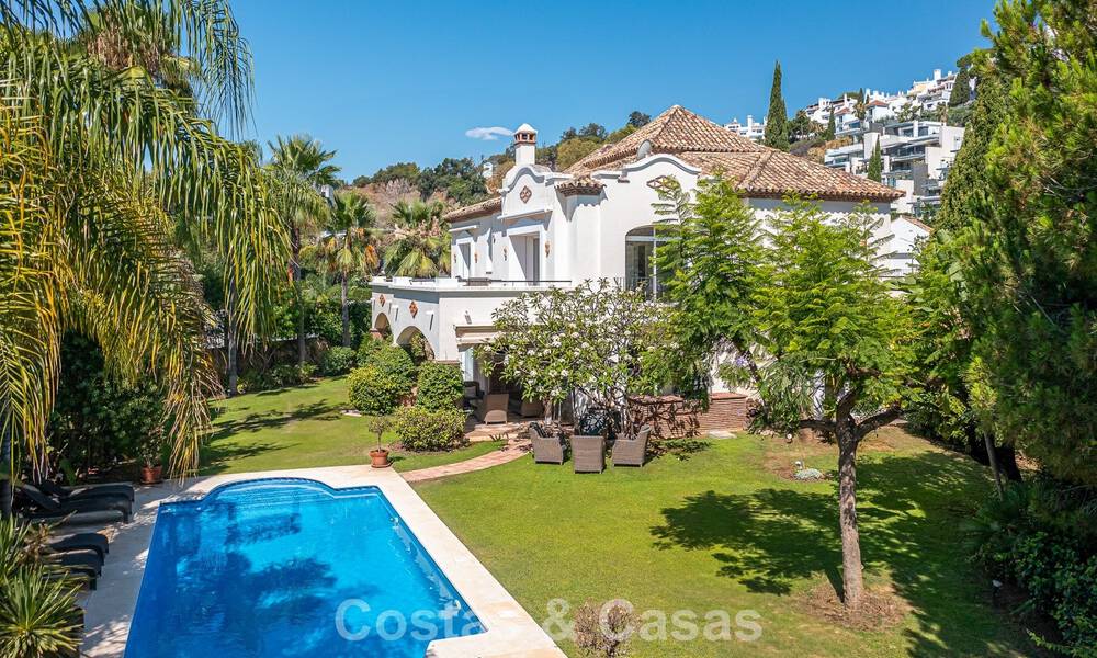 Villa de estilo español en venta junto a un campo de golf, en urbanización cerrada de La Quinta, Marbella - Benahavís 789247