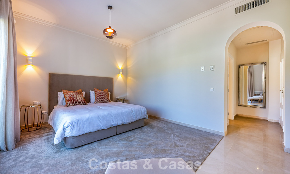 Villa de estilo español en venta junto a un campo de golf, en urbanización cerrada de La Quinta, Marbella - Benahavís 789250