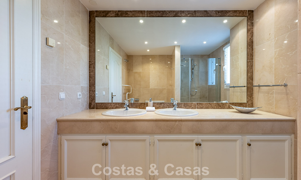 Villa de estilo español en venta junto a un campo de golf, en urbanización cerrada de La Quinta, Marbella - Benahavís 789253