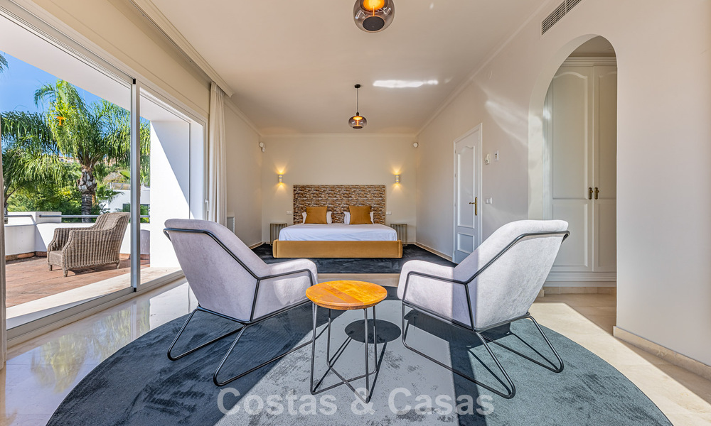 Villa de estilo español en venta junto a un campo de golf, en urbanización cerrada de La Quinta, Marbella - Benahavís 789255