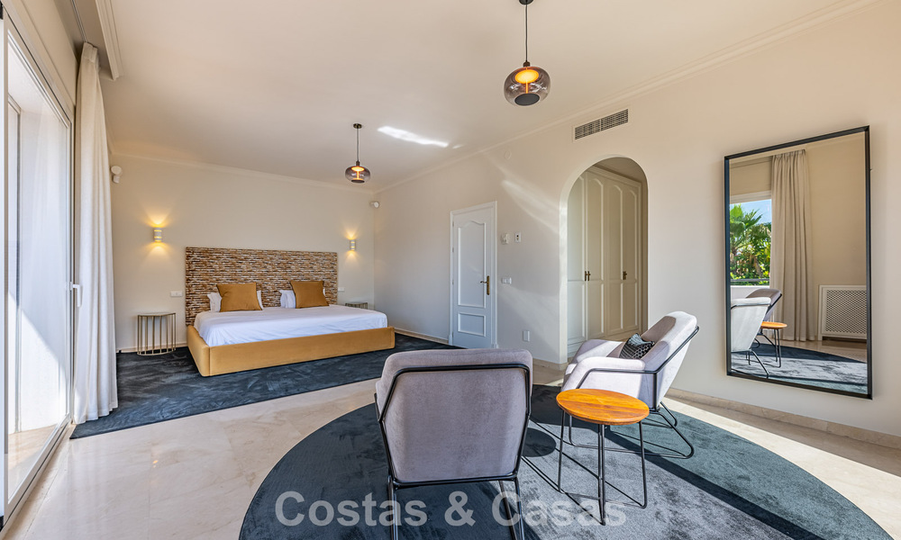 Villa de estilo español en venta junto a un campo de golf, en urbanización cerrada de La Quinta, Marbella - Benahavís 789256