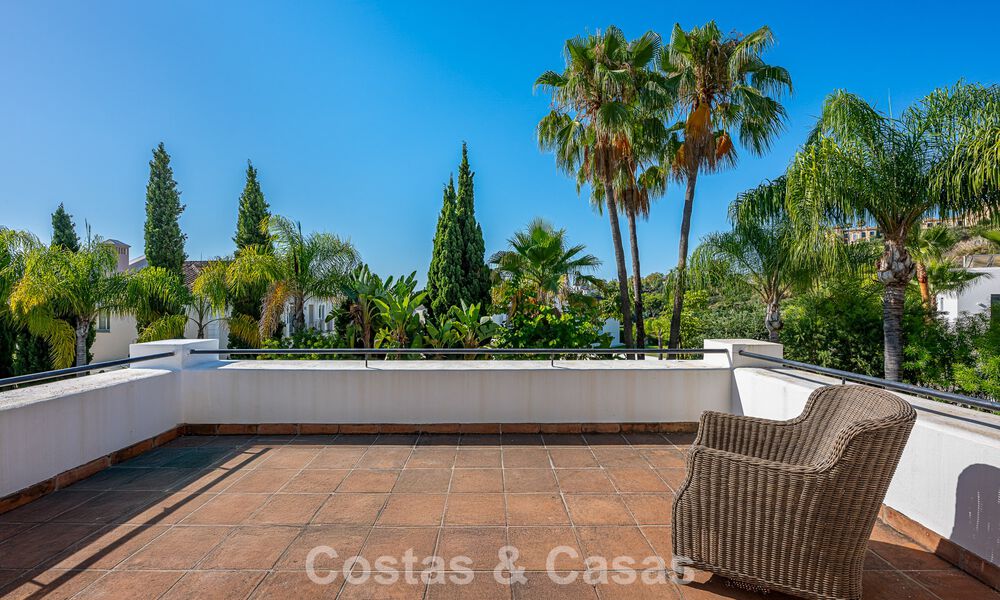 Villa de estilo español en venta junto a un campo de golf, en urbanización cerrada de La Quinta, Marbella - Benahavís 789258