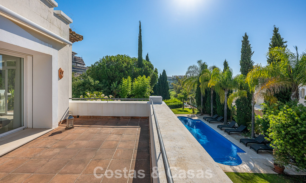 Villa de estilo español en venta junto a un campo de golf, en urbanización cerrada de La Quinta, Marbella - Benahavís 789262