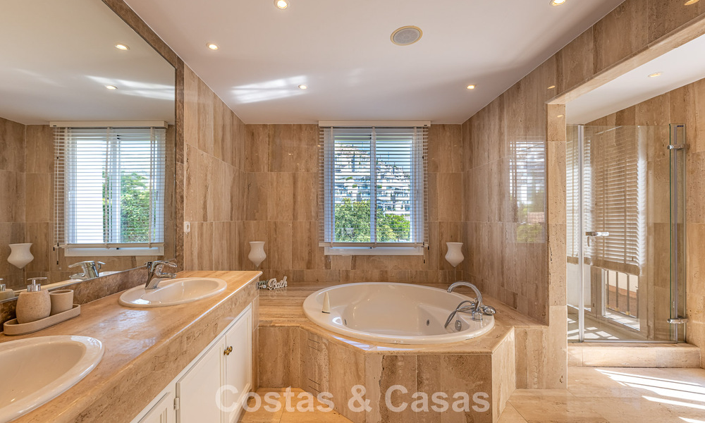 Villa de estilo español en venta junto a un campo de golf, en urbanización cerrada de La Quinta, Marbella - Benahavís 789264