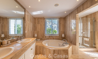 Villa de estilo español en venta junto a un campo de golf, en urbanización cerrada de La Quinta, Marbella - Benahavís 789264 