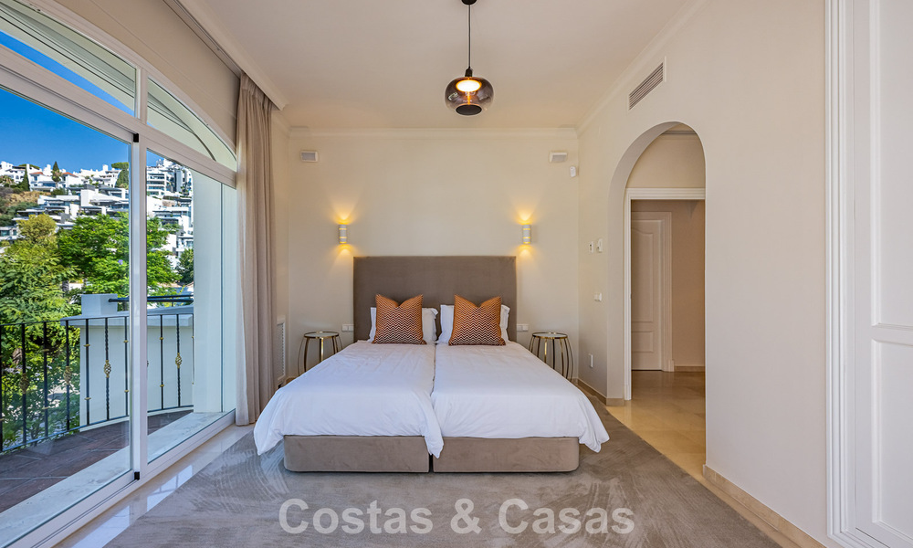 Villa de estilo español en venta junto a un campo de golf, en urbanización cerrada de La Quinta, Marbella - Benahavís 789266