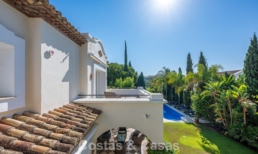 Villa de estilo español en venta junto a un campo de golf, en urbanización cerrada de La Quinta, Marbella - Benahavís 789268
