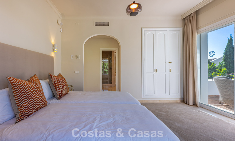 Villa de estilo español en venta junto a un campo de golf, en urbanización cerrada de La Quinta, Marbella - Benahavís 789269