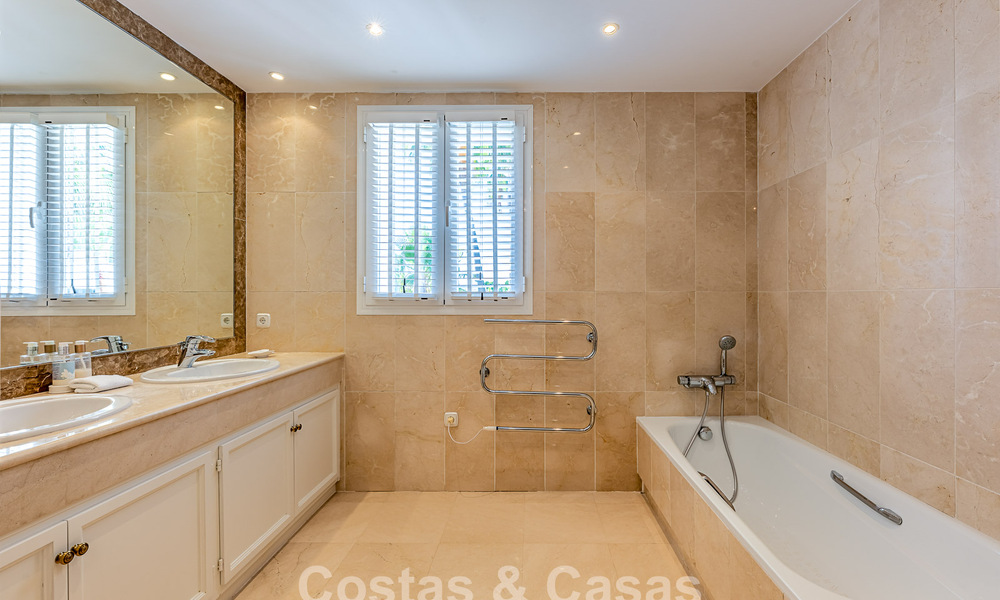 Villa de estilo español en venta junto a un campo de golf, en urbanización cerrada de La Quinta, Marbella - Benahavís 789271