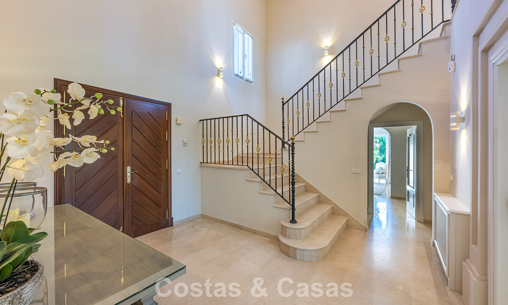 Villa de estilo español en venta junto a un campo de golf, en urbanización cerrada de La Quinta, Marbella - Benahavís 789272