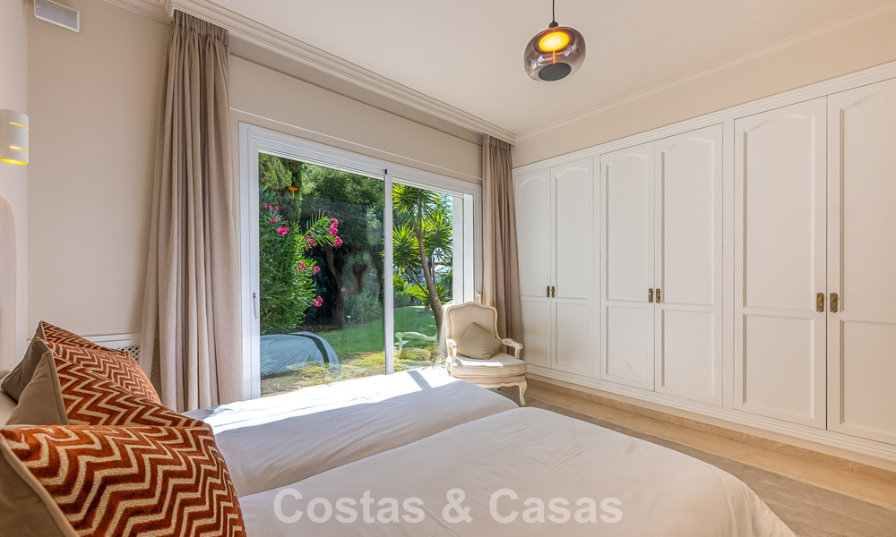 Villa de estilo español en venta junto a un campo de golf, en urbanización cerrada de La Quinta, Marbella - Benahavís 789274