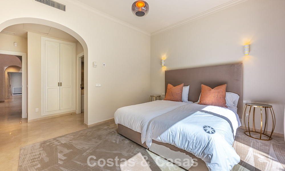 Villa de estilo español en venta junto a un campo de golf, en urbanización cerrada de La Quinta, Marbella - Benahavís 789275