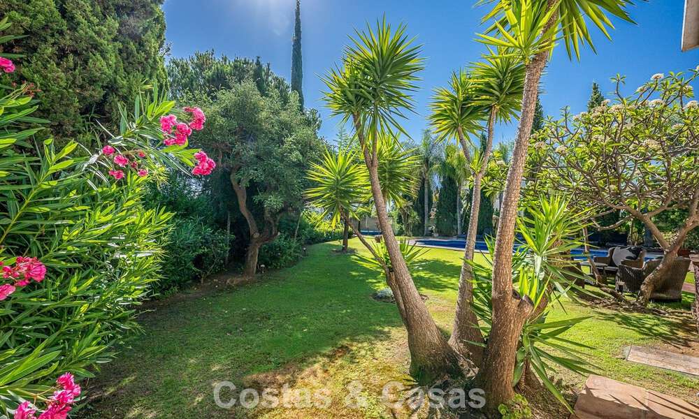 Villa de estilo español en venta junto a un campo de golf, en urbanización cerrada de La Quinta, Marbella - Benahavís 789276