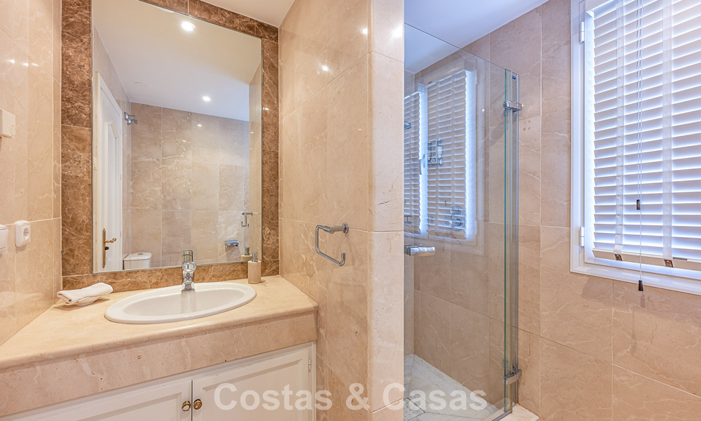 Villa de estilo español en venta junto a un campo de golf, en urbanización cerrada de La Quinta, Marbella - Benahavís 789277