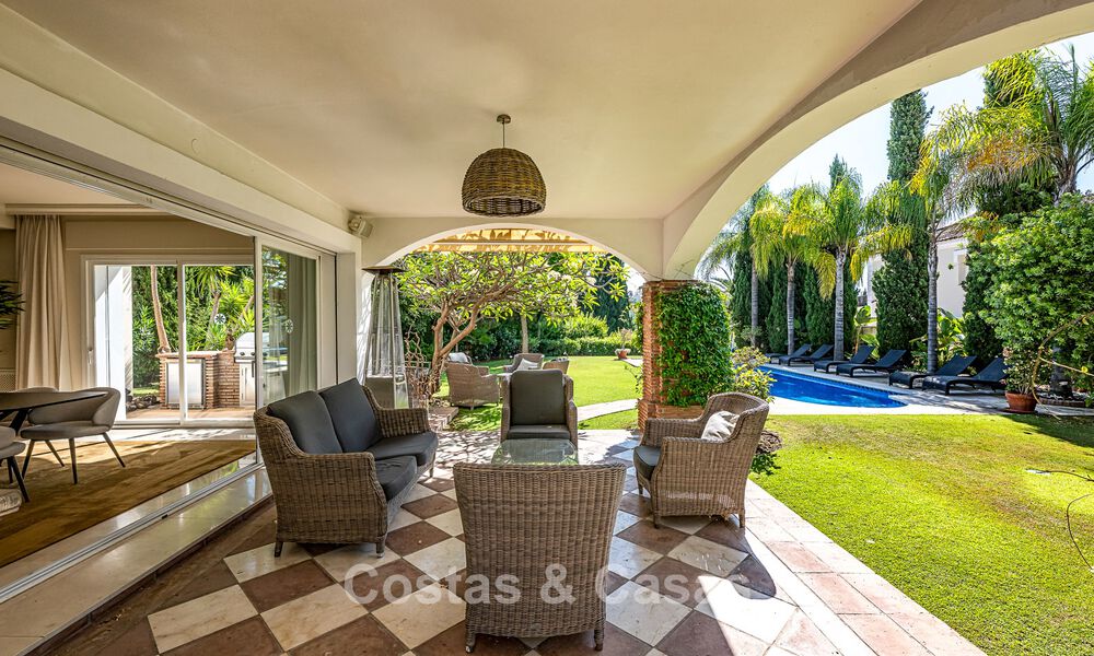Villa de estilo español en venta junto a un campo de golf, en urbanización cerrada de La Quinta, Marbella - Benahavís 789279