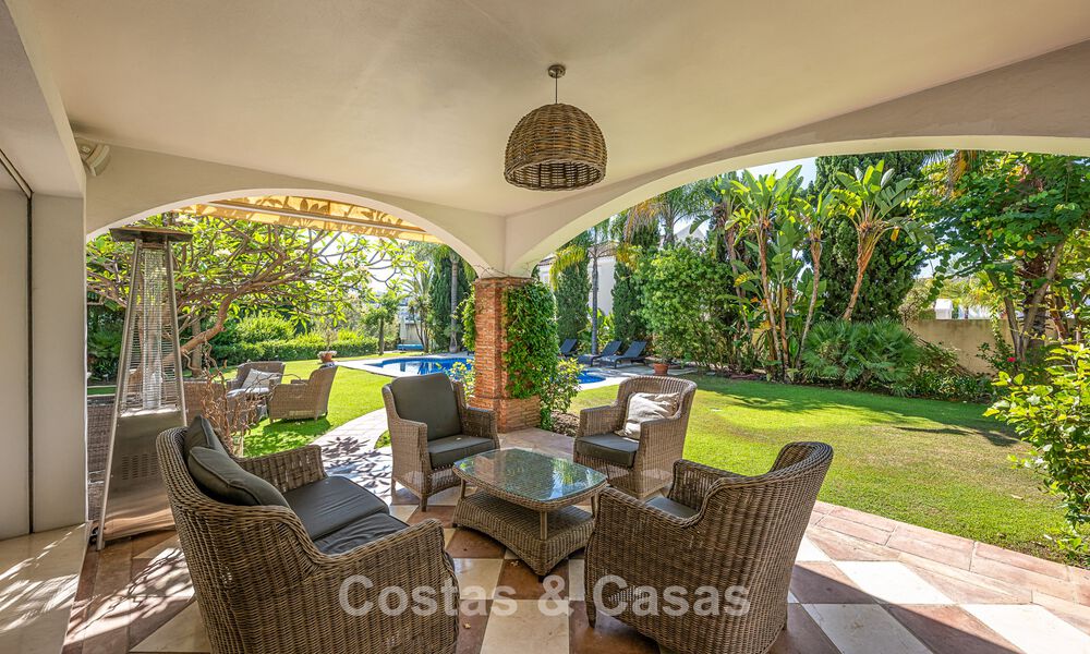 Villa de estilo español en venta junto a un campo de golf, en urbanización cerrada de La Quinta, Marbella - Benahavís 789280