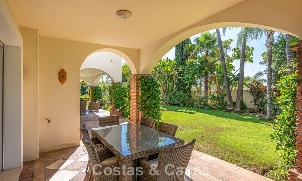 Villa de estilo español en venta junto a un campo de golf, en urbanización cerrada de La Quinta, Marbella - Benahavís 789281