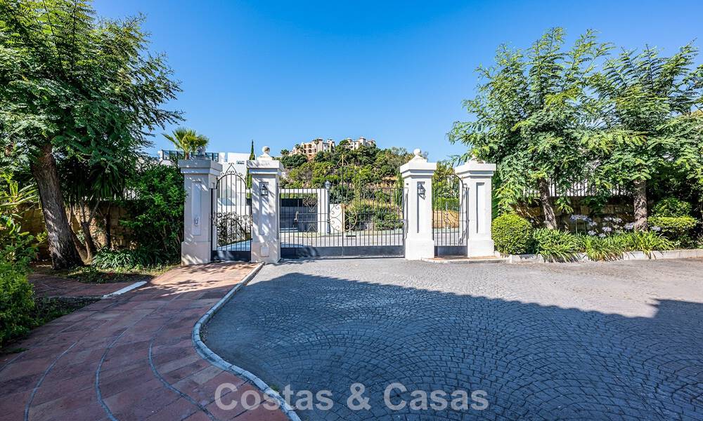Villa de estilo español en venta junto a un campo de golf, en urbanización cerrada de La Quinta, Marbella - Benahavís 789283