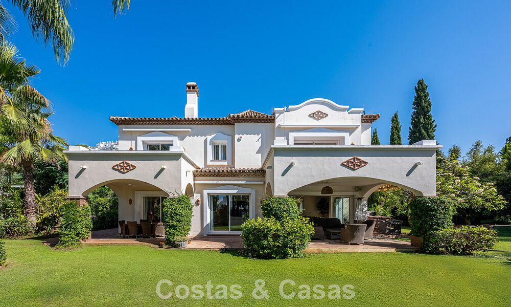 Villa de estilo español en venta junto a un campo de golf, en urbanización cerrada de La Quinta, Marbella - Benahavís 789284