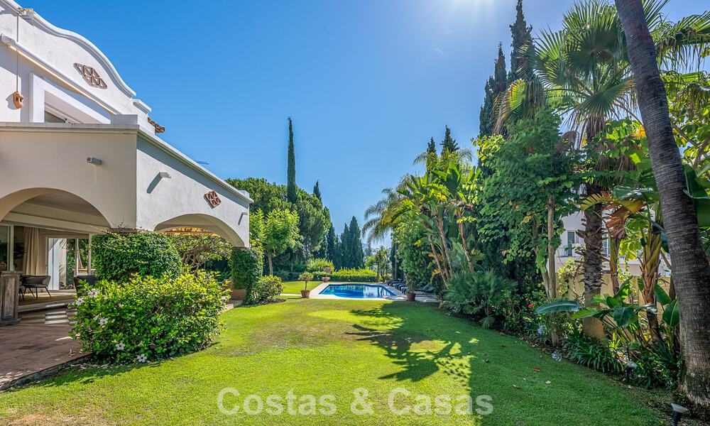 Villa de estilo español en venta junto a un campo de golf, en urbanización cerrada de La Quinta, Marbella - Benahavís 789285
