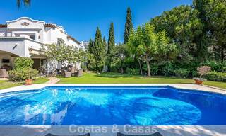 Villa de estilo español en venta junto a un campo de golf, en urbanización cerrada de La Quinta, Marbella - Benahavís 789286 