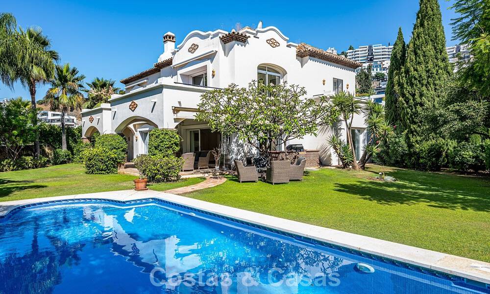 Villa de estilo español en venta junto a un campo de golf, en urbanización cerrada de La Quinta, Marbella - Benahavís 789288