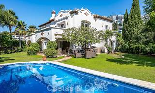 Villa de estilo español en venta junto a un campo de golf, en urbanización cerrada de La Quinta, Marbella - Benahavís 789288 