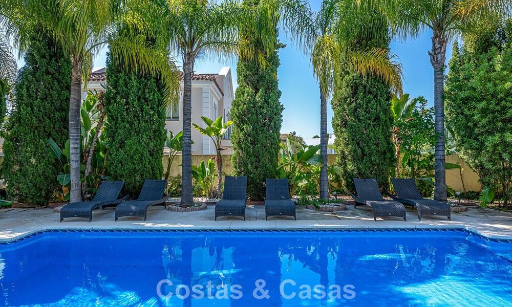 Villa de estilo español en venta junto a un campo de golf, en urbanización cerrada de La Quinta, Marbella - Benahavís 789289