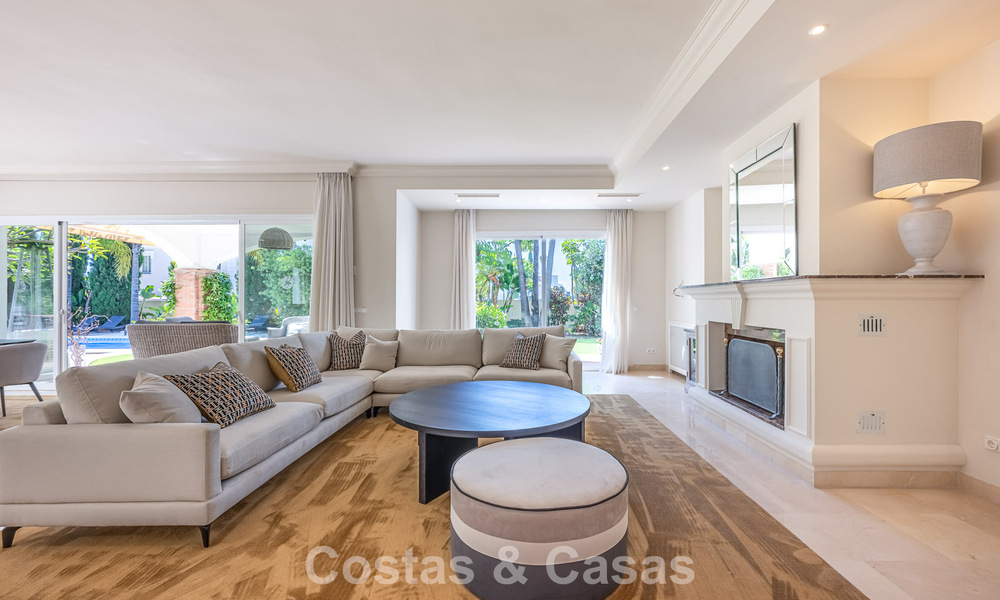 Villa de estilo español en venta junto a un campo de golf, en urbanización cerrada de La Quinta, Marbella - Benahavís 789291