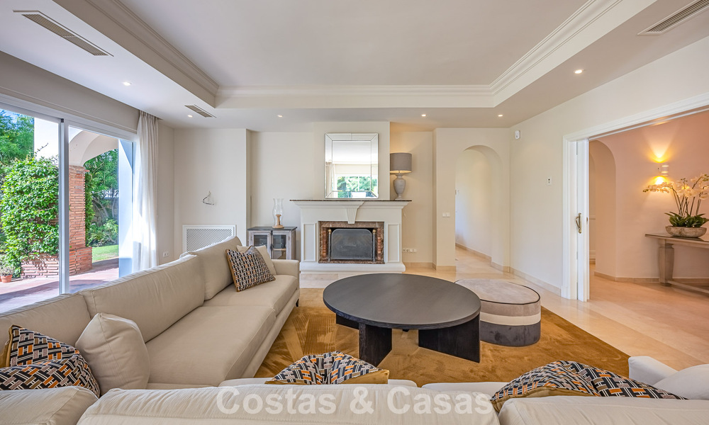 Villa de estilo español en venta junto a un campo de golf, en urbanización cerrada de La Quinta, Marbella - Benahavís 789292