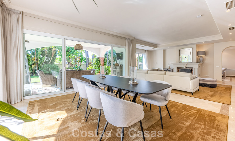 Villa de estilo español en venta junto a un campo de golf, en urbanización cerrada de La Quinta, Marbella - Benahavís 789293