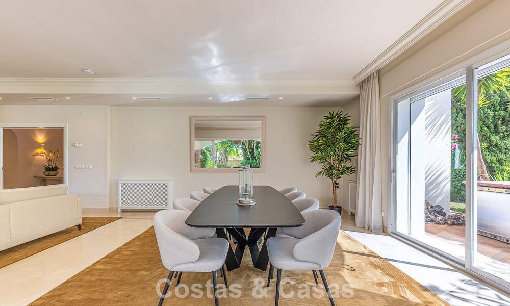 Villa de estilo español en venta junto a un campo de golf, en urbanización cerrada de La Quinta, Marbella - Benahavís 789294