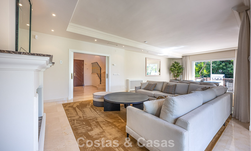 Villa de estilo español en venta junto a un campo de golf, en urbanización cerrada de La Quinta, Marbella - Benahavís 789295