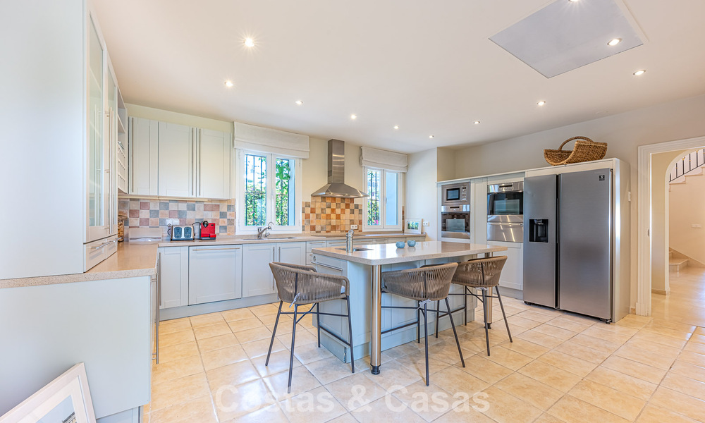 Villa de estilo español en venta junto a un campo de golf, en urbanización cerrada de La Quinta, Marbella - Benahavís 789297