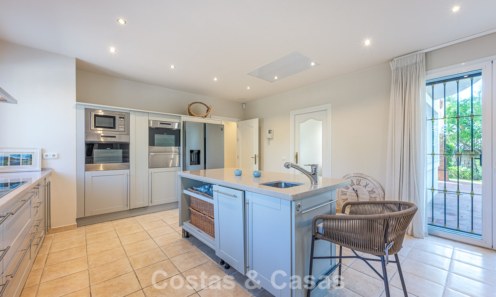 Villa de estilo español en venta junto a un campo de golf, en urbanización cerrada de La Quinta, Marbella - Benahavís 789298