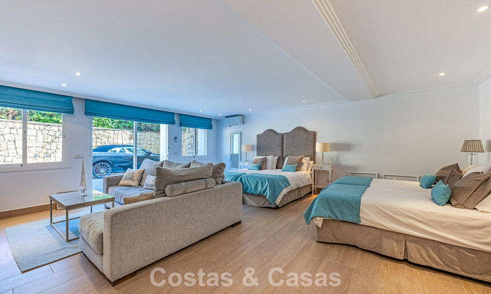 Villa de estilo español en venta junto a un campo de golf, en urbanización cerrada de La Quinta, Marbella - Benahavís 789299