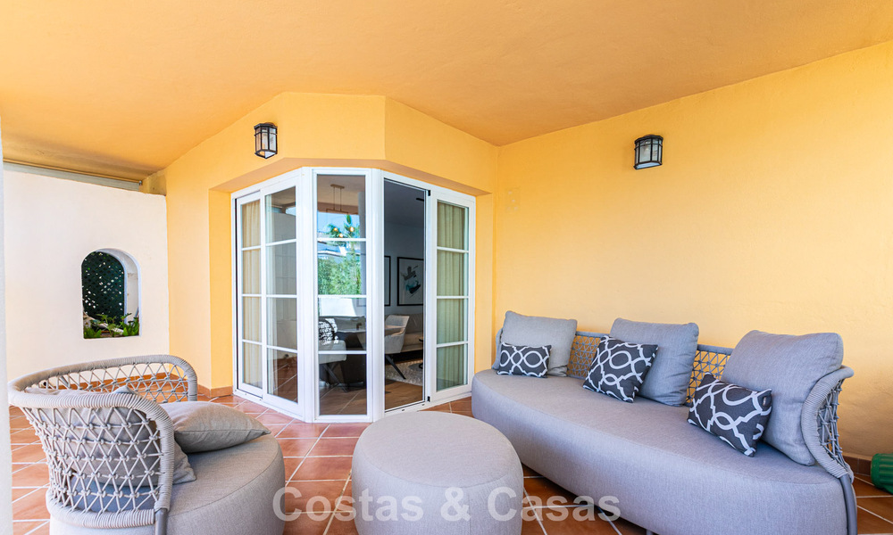 Dúplex reformado en venta a poca distancia de comodidades locales y de Puerto Banús en Nueva Andalucía, Marbella 789344