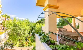 Dúplex reformado en venta a poca distancia de comodidades locales y de Puerto Banús en Nueva Andalucía, Marbella 789358 