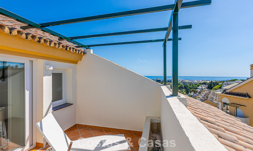 Ático con vistas al mar en venta a poca distancia de todas las comodidades y de Puerto Banús en Nueva Andalucía, Marbella 789306